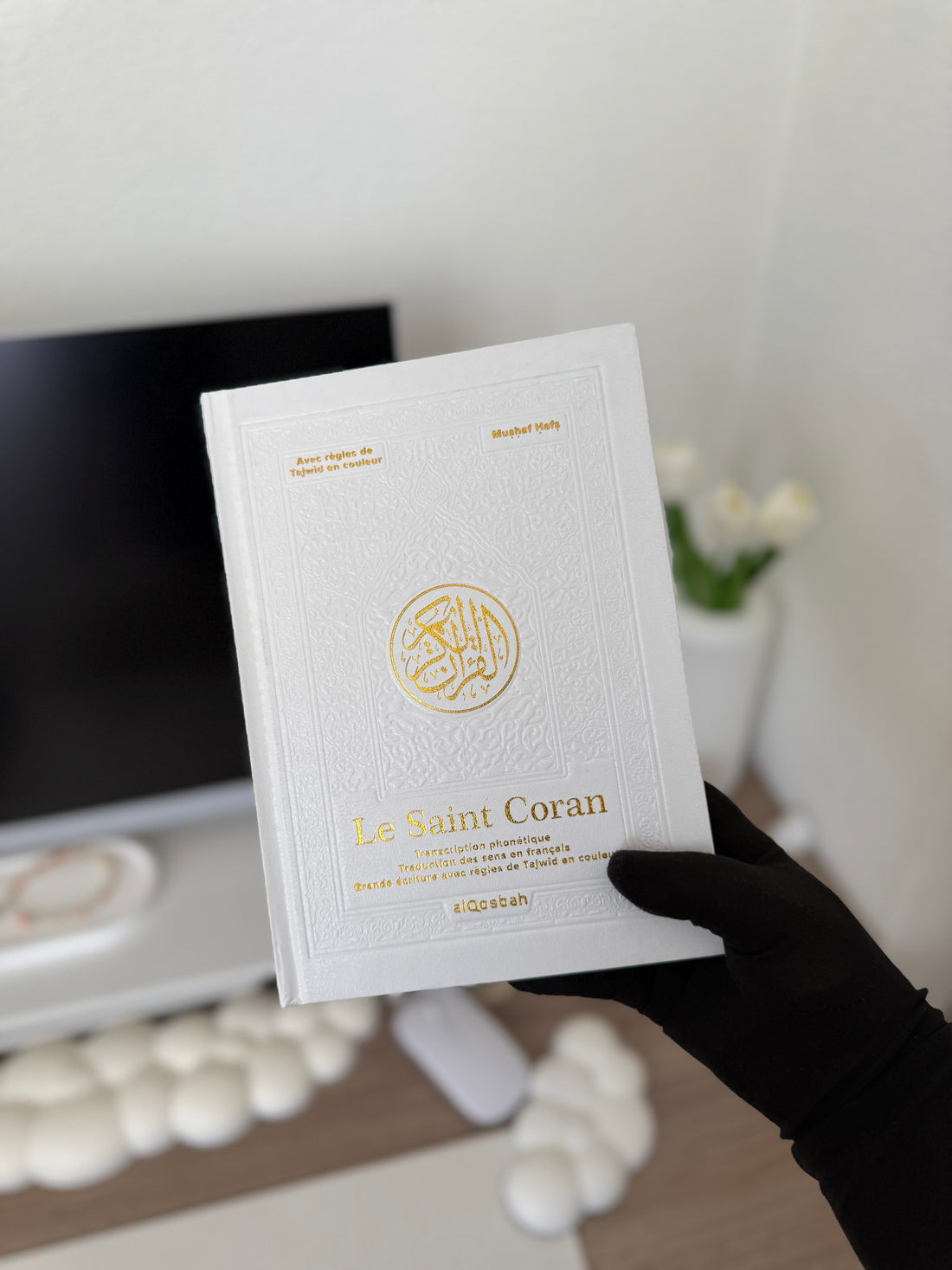 The Holy Quran - Phonetic Transcription - Translation of the meanings into French - Tajweed Rules in color - QR Code Video - Golden White