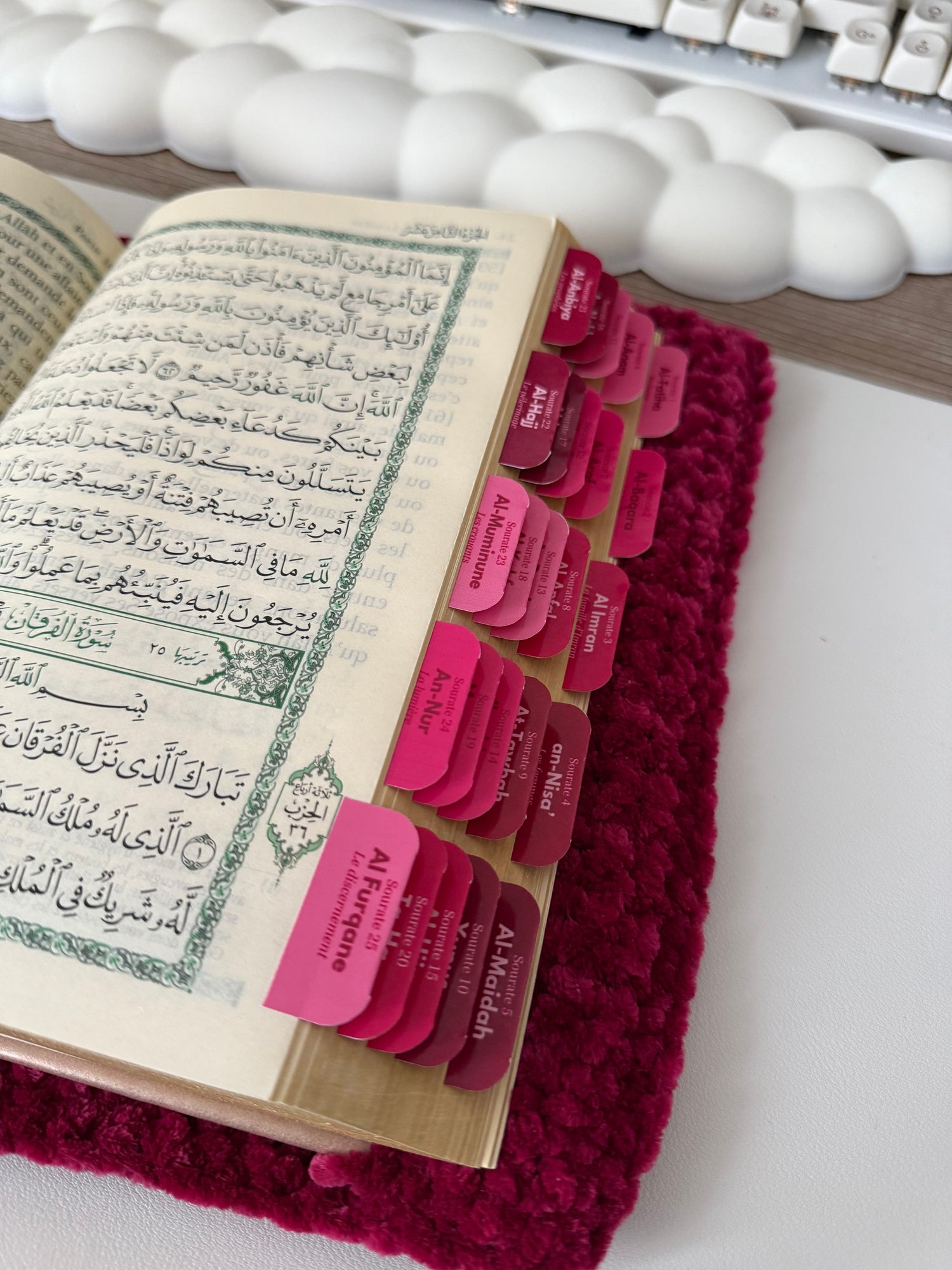 Qur’an avec onglets et couverture crochet cerise